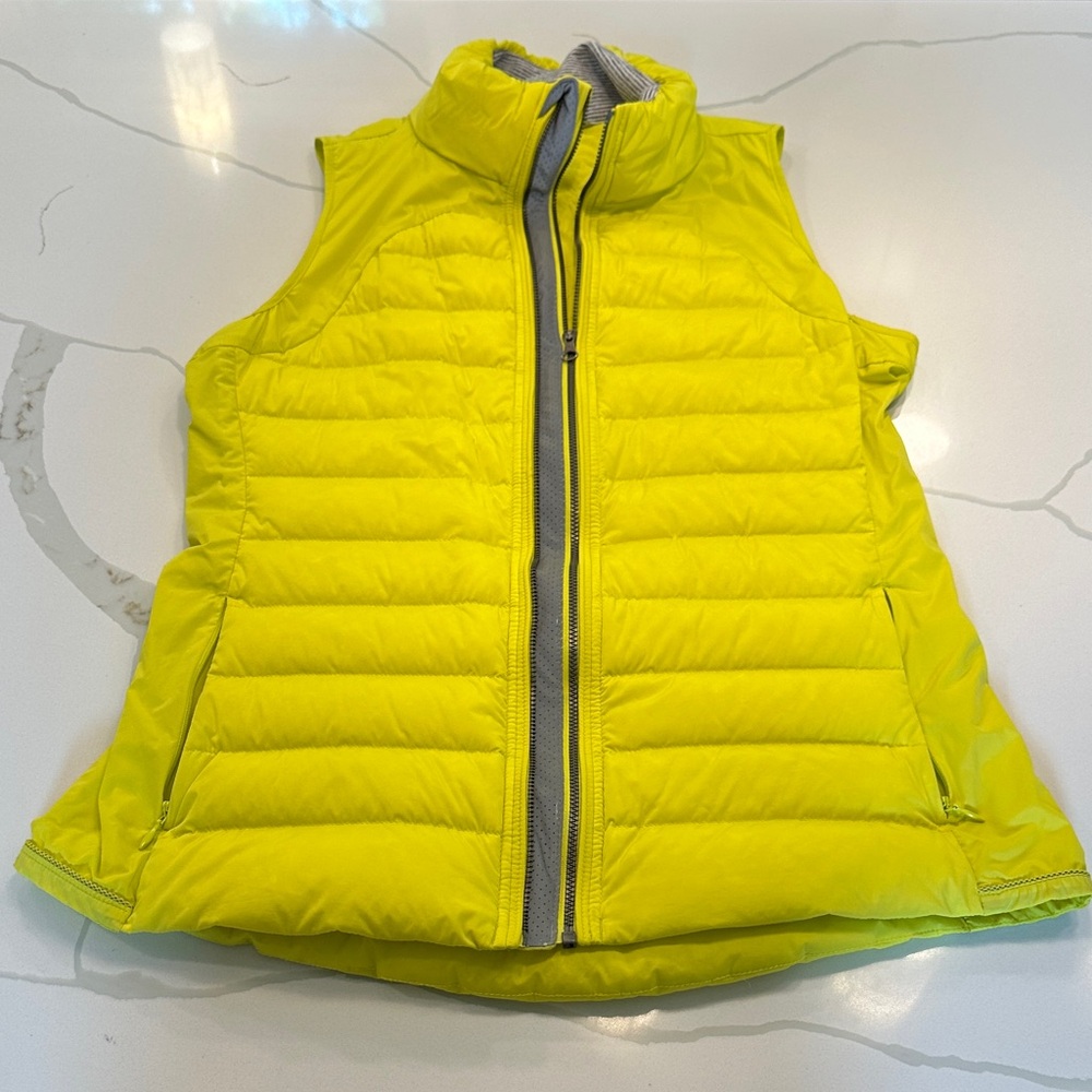 Lululemon fluffed up running puffer vest split pea size 10 💛💚